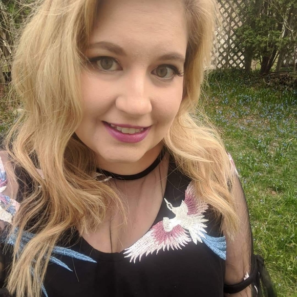 Meet your Posher, Stephanie - Picture 5 of 5